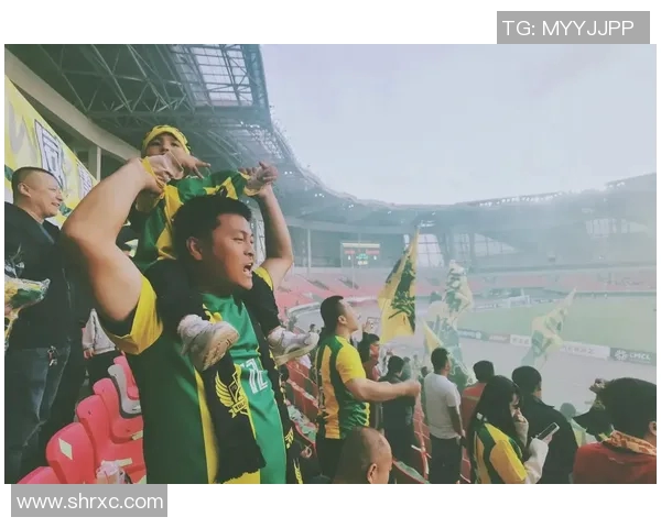 足球明星遭狂热粉丝追逐引发安全隐患引起媒体广泛关注与讨论